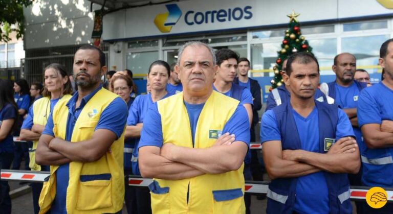 Luciano do Nascimento analisando painel de logística e entregas em seu escritório durante crise dos correios